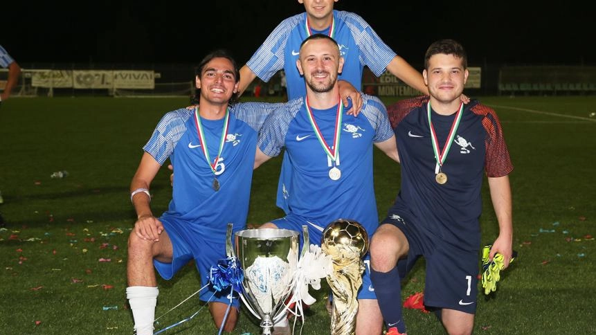 Alcuni giocatori del Popolesco celebrano la vittoria dello scorso Alcuni giocatori del Popolesco celebrano la vittoria dello scorso