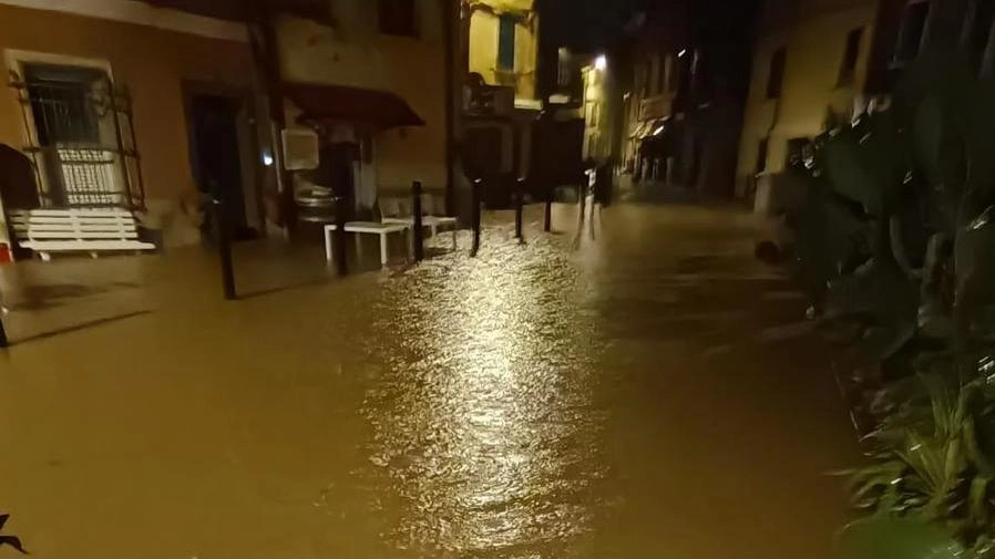 Numerose le attività commerciali finite sott’acqua per la pioggia. Paura ad Arcola per un uomo bloccato con l’auto nel sottopasso. . Numerose le attività commerciali finite sott’acqua per la pioggia. Paura ad Arcola per un uomo bloccato con l’auto nel sottopasso. .