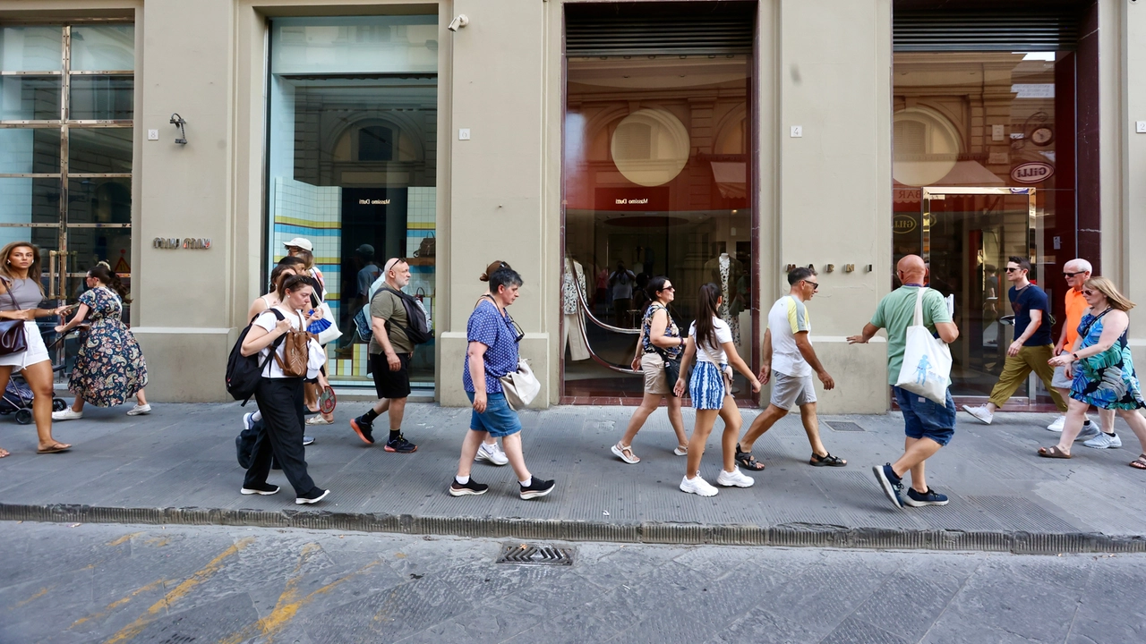 Uno dei tanti negozi lungo via del Corso, rimasti al buio durante il black out che ha colpito il centro nel pomeriggio di lunedì
