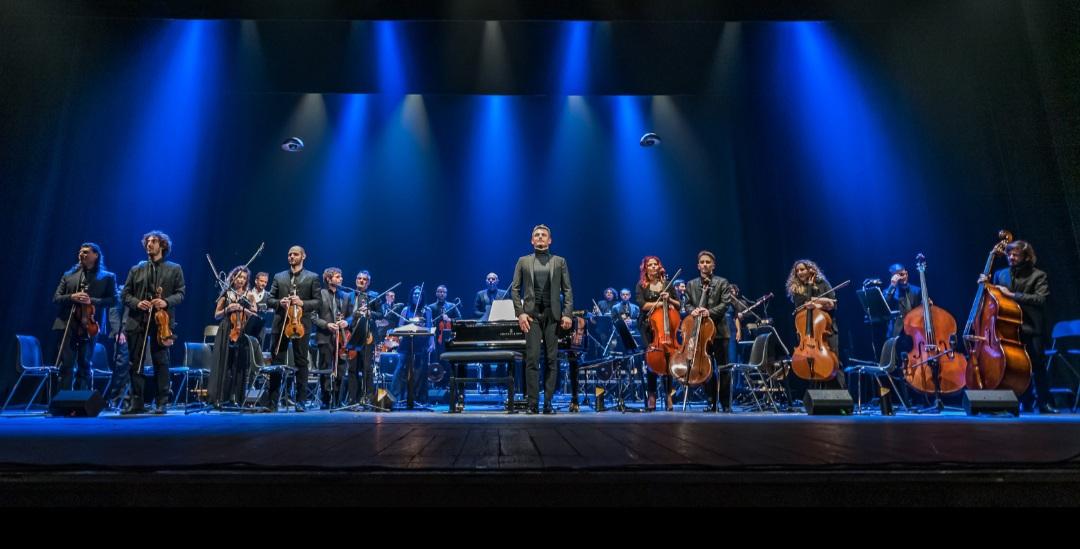 https://www.lanazione.it/image-service/view/acePublic/alias/contentid/NDJlYmEyNTYtMDE0MC00/0/ensemble-symphony-orchestra.jpeg?f=1.91:1&w=1200