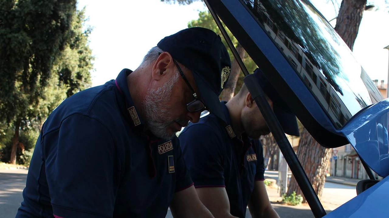 Arrestato dagli agenti della squadra volante per rapina impropria. Un cittadino di origini tunisine, irregolare sul territorio nazionale,... Arrestato dagli agenti della squadra volante per rapina impropria. Un cittadino di origini tunisine, irregolare sul territorio nazionale,...