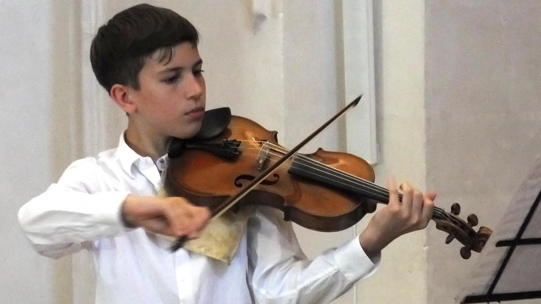 Classe 2009, fiorentino, Simone Pini è un virtuoso del violino. Vincitore di numerosi premi, domani e lunedì in scena diretto dal maestro Lanzetta