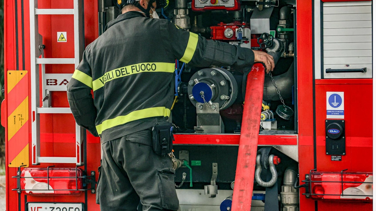 I vigili del fuoco sono intervenuti per domare le fiamme, l’abitazione però è stata dichiarata inagibile I vigili del fuoco sono intervenuti per domare le fiamme, l’abitazione però è stata dichiarata inagibile