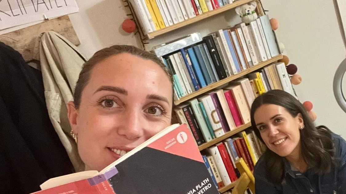Chiara Agostini e Diletta Capocchi, content creator pratesi della pagina Instagram, TikTok e Facebook @chiaredilettanti: bella la loro idea della tombola letteraria Chiara Agostini e Diletta Capocchi, content creator pratesi della pagina Instagram, TikTok e Facebook @chiaredilettanti: bella la loro idea della tombola letteraria