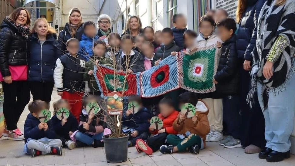 Forno, l’accoglienza dei bambini della scuola Garosi alla pianta dedicata a Elio Del Sarto Forno, l’accoglienza dei bambini della scuola Garosi alla pianta dedicata a Elio Del Sarto