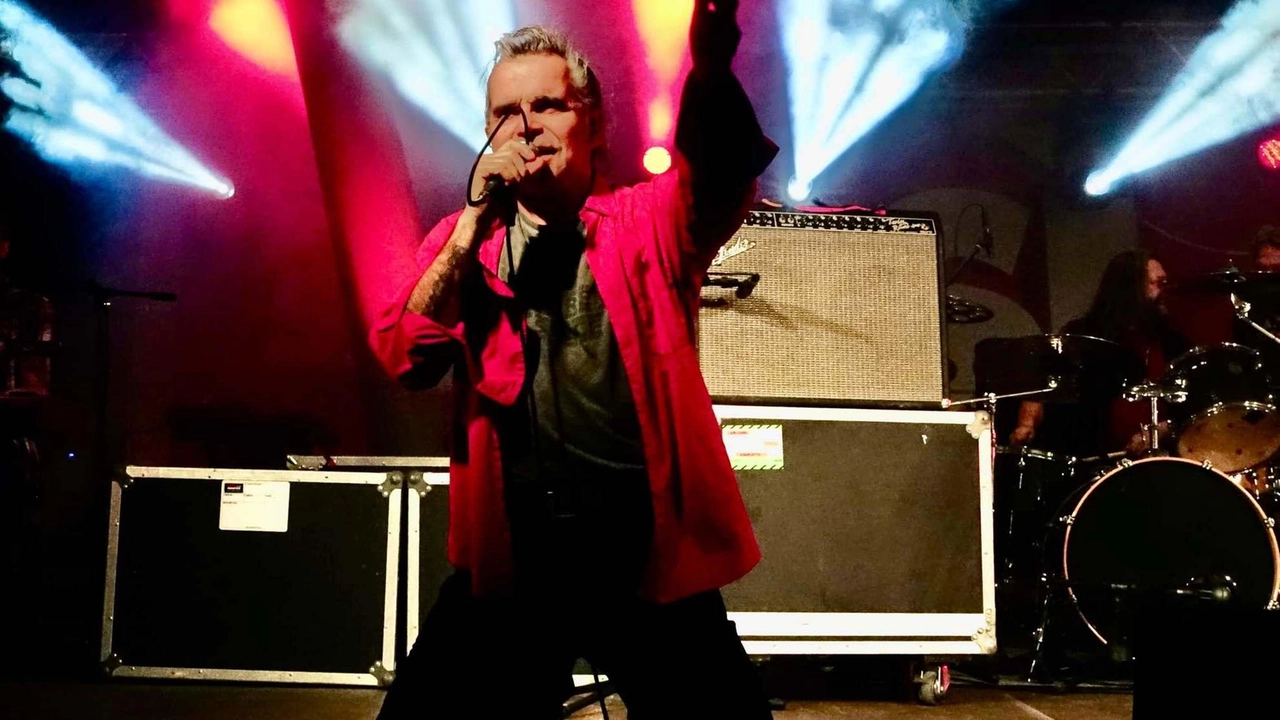 Pelù sul palco del concerto organizzato dalla Cgil per i referendum di giugno scorso: in quella occasione il rocker ha. sventolato la bandiera palestinese che poi ha appeso alla finestra di casa Pelù sul palco del concerto organizzato dalla Cgil per i referendum di giugno scorso: in quella occasione il rocker ha. sventolato la bandiera palestinese che poi ha appeso alla finestra di casa