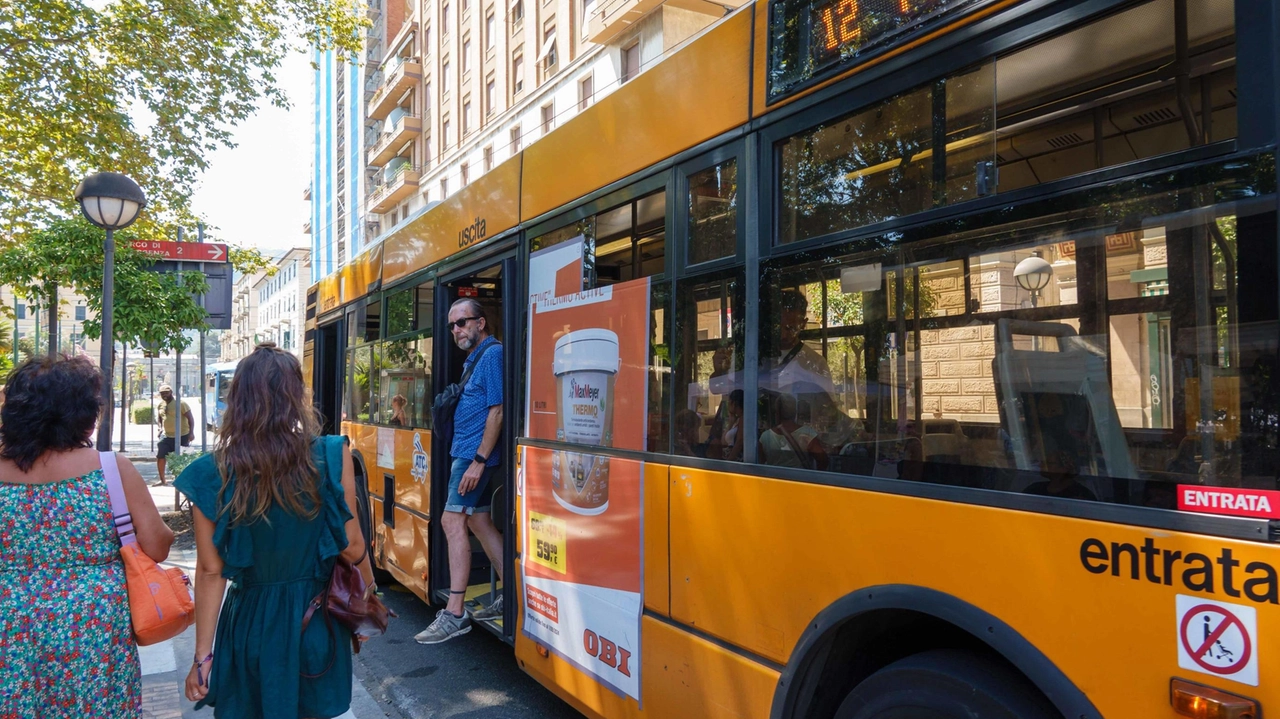 Un autobus di Atc in servizio su una linea urbana. Da lunedì è pronta a subentrare l’ati Trotta-Riccitelli foto d’archivio Un autobus di Atc in servizio su una linea urbana. Da lunedì è pronta a subentrare l’ati Trotta-Riccitelli foto d’archivio