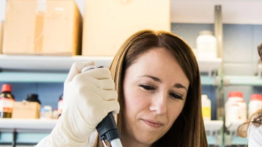 Una ricercatrice. del Dipartimento di Biotecnologie, Chimica e Farmaci che ha lavorato allo studio dell’Università di Siena Una ricercatrice. del Dipartimento di Biotecnologie, Chimica e Farmaci che ha lavorato allo studio dell’Università di Siena