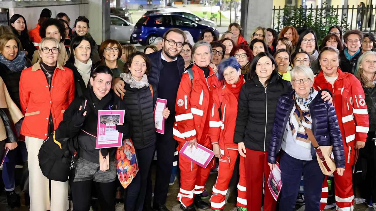Le donne della passeggiata insieme al sindaco Alessio Mantellassi (al centro) con le assessore Mannucci e Torrini, in una tappa del tour Le donne della passeggiata insieme al sindaco Alessio Mantellassi (al centro) con le assessore Mannucci e Torrini, in una tappa del tour