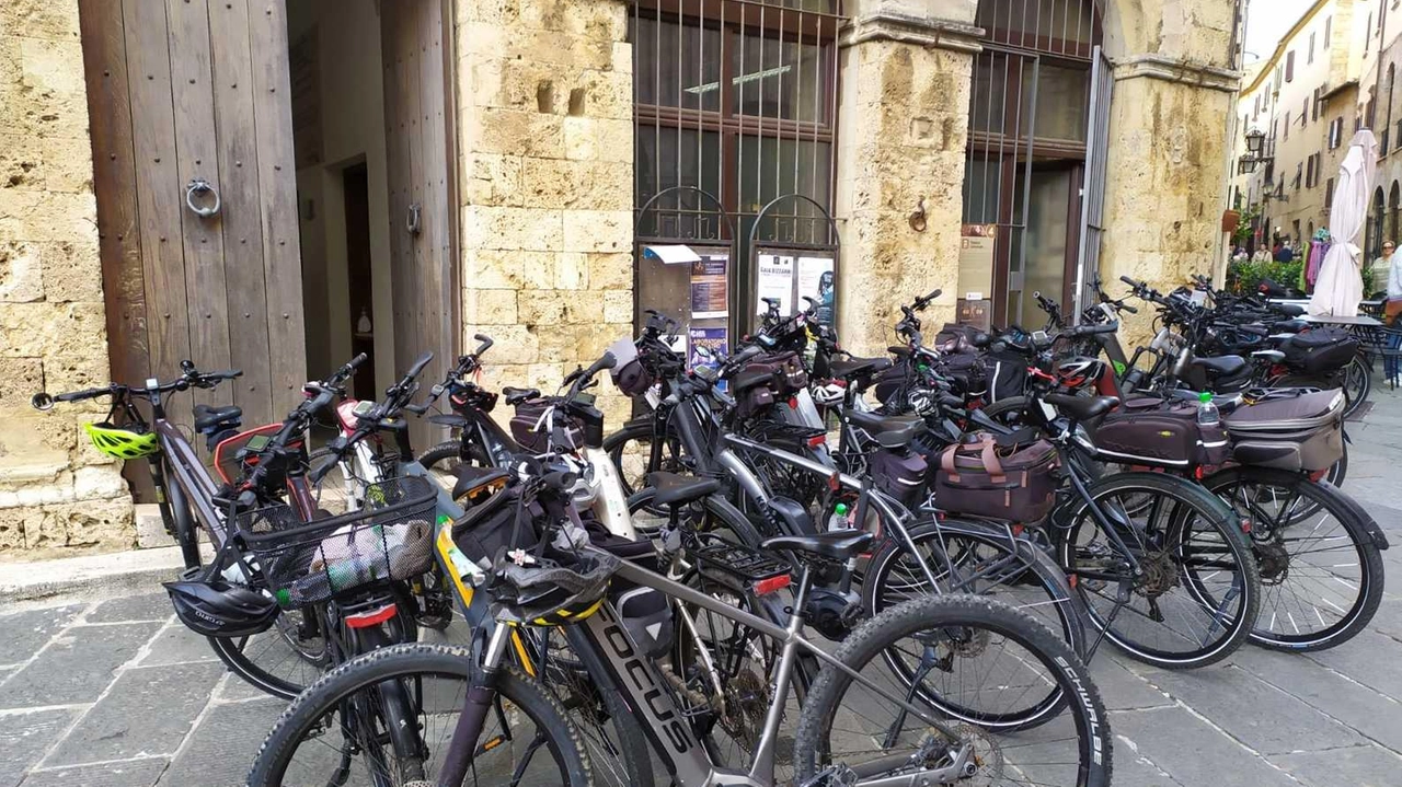 Un’immagine della sosta delle biciclette arrivate in piazza nel weekend Alcune di queste ostacolavano l’accesso in Comune Un’immagine della sosta delle biciclette arrivate in piazza nel weekend Alcune di queste ostacolavano l’accesso in Comune