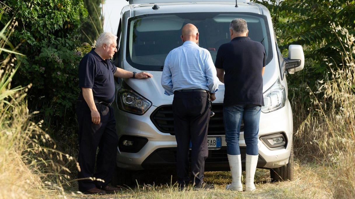 Il recupero dei resti di Ana Maria Andrei vicino al casolare di Montecatini, poco distante dalle Panteraie (foto Goiorani) Il recupero dei resti di Ana Maria Andrei vicino al casolare di Montecatini, poco distante dalle Panteraie (foto Goiorani)