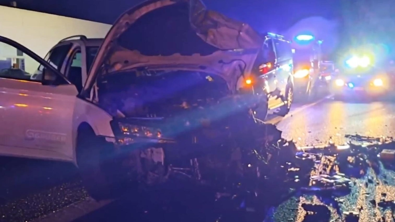 Un’immagine del pauroso schianto dell’altra notte sull’autostrada vicino al casello di Chiesina Uzzanese, da un video di Tvl Un’immagine del pauroso schianto dell’altra notte sull’autostrada vicino al casello di Chiesina Uzzanese, da un video di Tvl