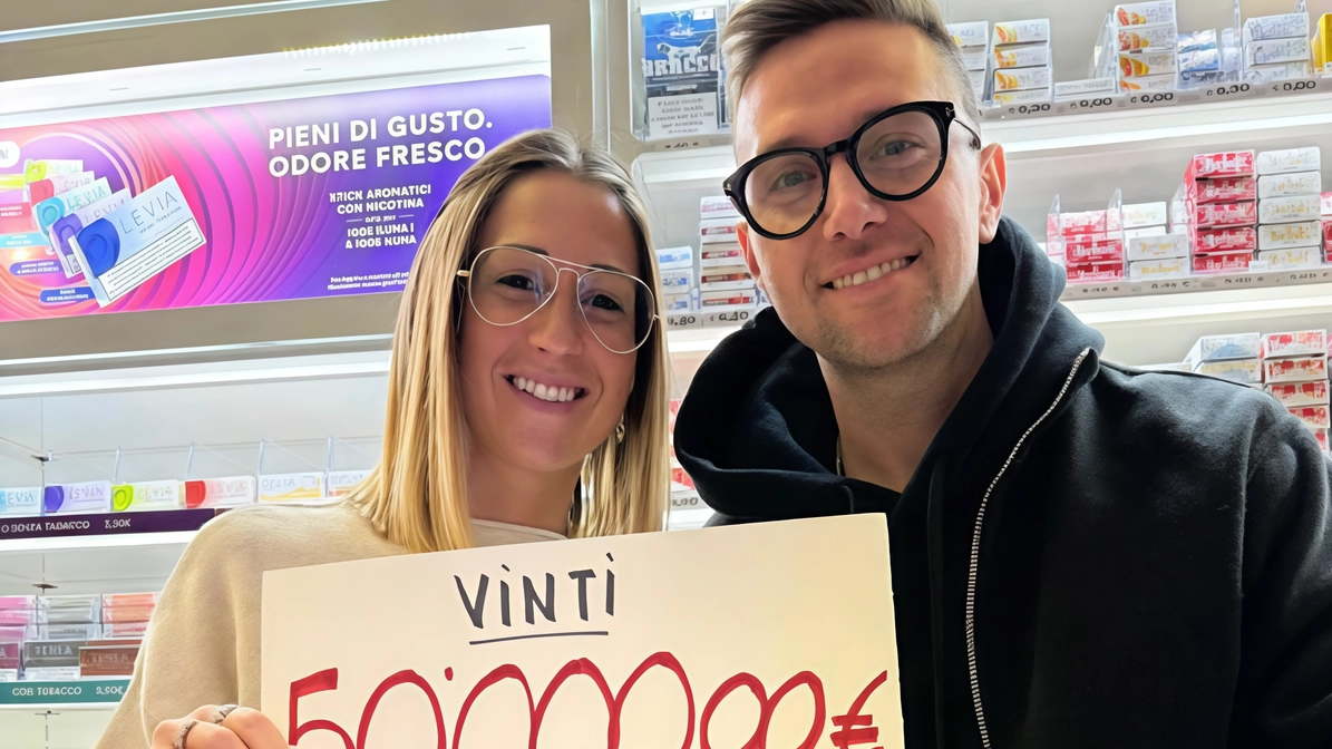 Chiara Costagli e Alessio Borelli, titolari dell’edicola tabaccheria Semaforo Rosso di Castelfranco dove sono stati vinti i 50mila euro Chiara Costagli e Alessio Borelli, titolari dell’edicola tabaccheria Semaforo Rosso di Castelfranco dove sono stati vinti i 50mila euro