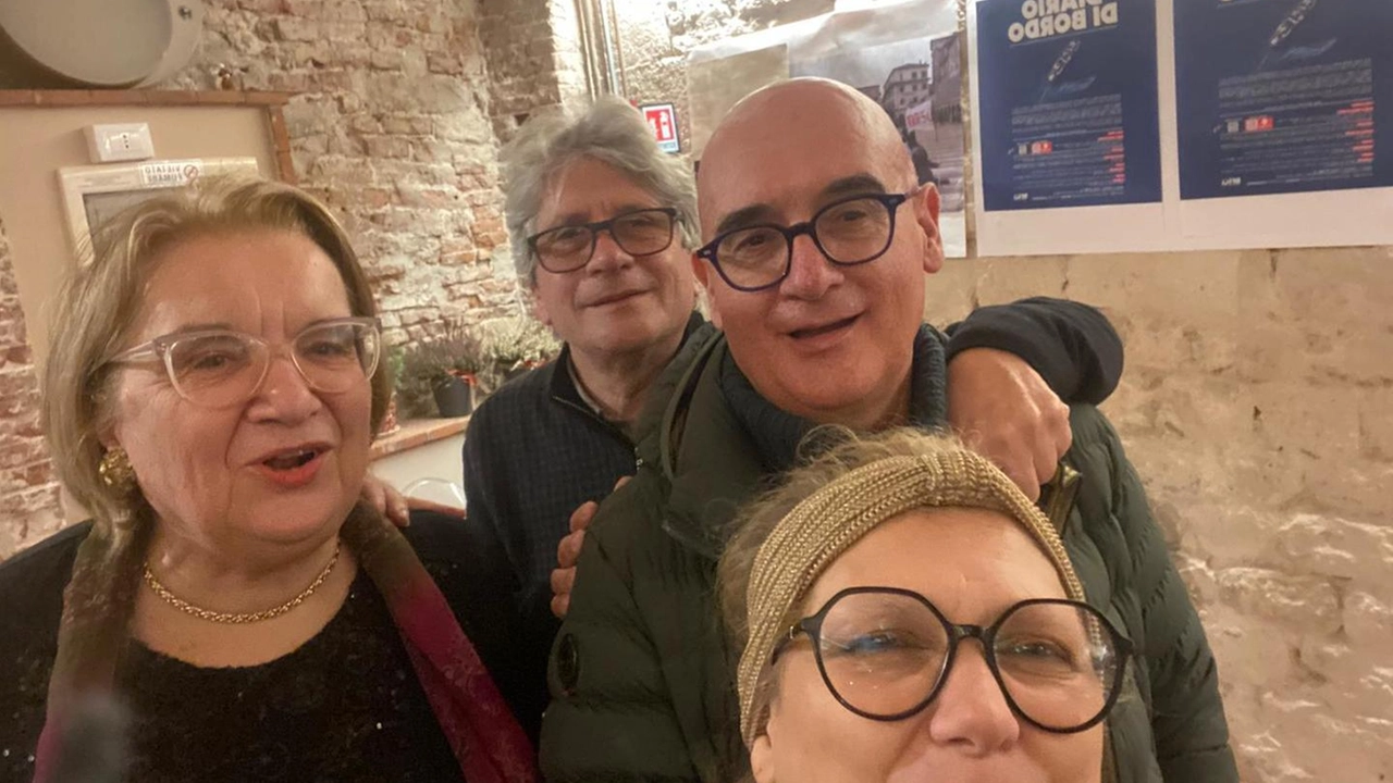 La giuria: Maria Velia Lorenzi. , la presidente dell’associazione Diana Gallo e gli scrittori Alessandro Scarpellini, Guido Martinelli e Cristiana Vettori La giuria: Maria Velia Lorenzi. , la presidente dell’associazione Diana Gallo e gli scrittori Alessandro Scarpellini, Guido Martinelli e Cristiana Vettori