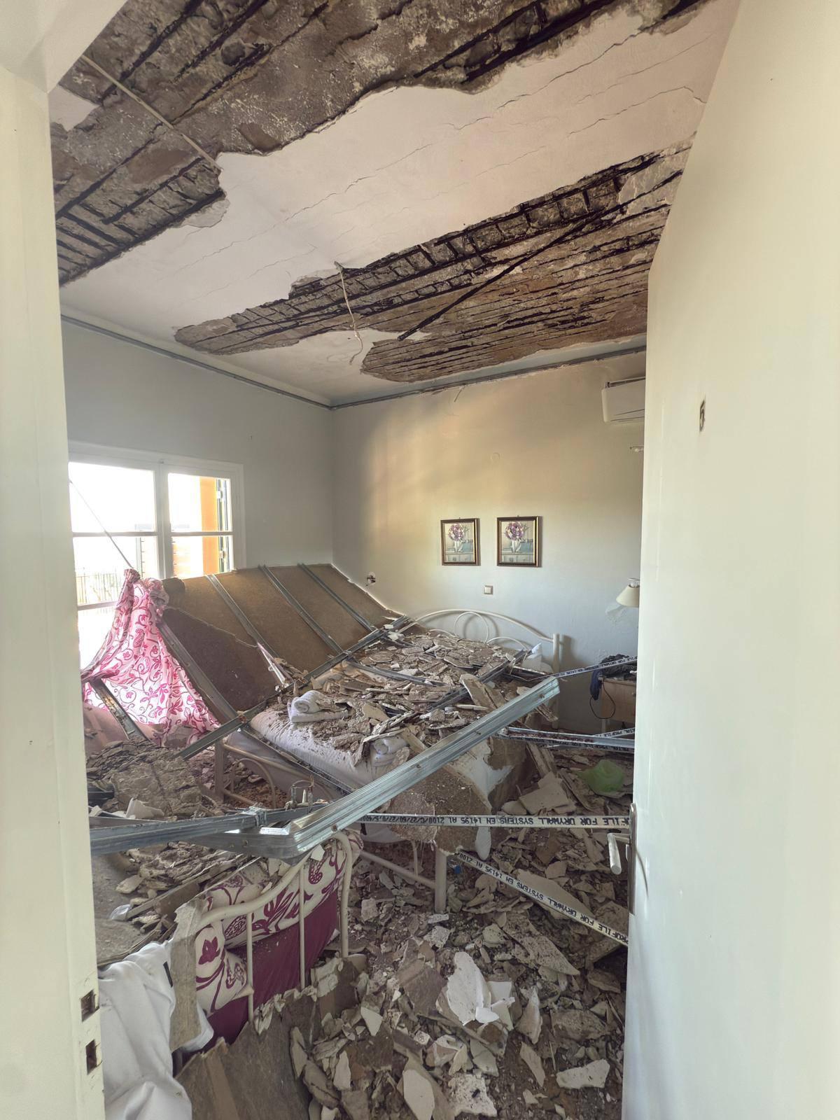 Crolla il tetto della casa vacanze. Paura per otto giovanissimi: “Siamo salvi per miracolo” Crolla il tetto della casa vacanze. Paura per otto giovanissimi: “Siamo salvi per miracolo”