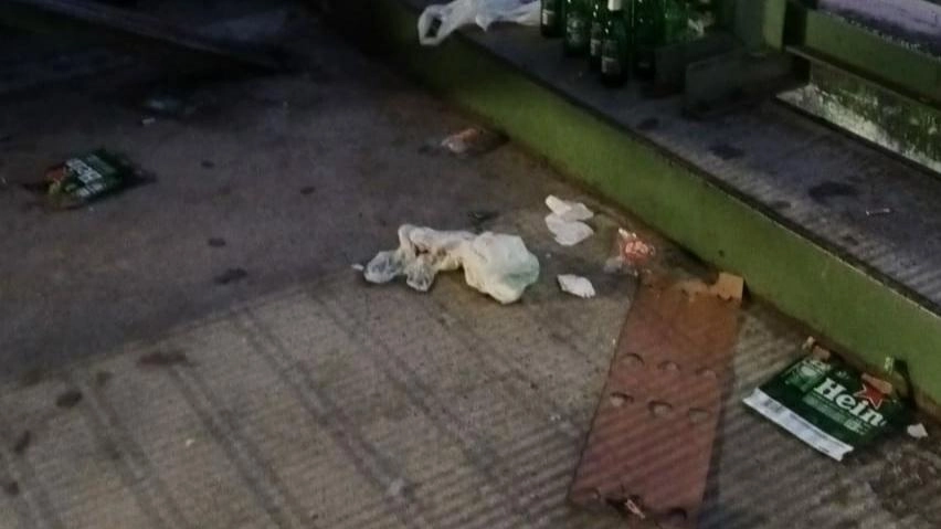 Segnalazioni di degrado al parcheggio multipiano di Piazza Mazzini a Poggibonsi: rifiuti e bottiglie di vetro abbandonate preoccupano i cittadini. Necessaria pulizia e controlli per ripristinare decoro e sicurezza. Segnalazioni di degrado al parcheggio multipiano di Piazza Mazzini a Poggibonsi: rifiuti e bottiglie di vetro abbandonate preoccupano i cittadini. Necessaria pulizia e controlli per ripristinare decoro e sicurezza.