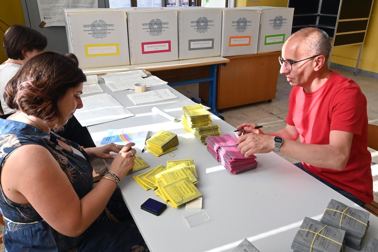 Guida al referendum. Ecco i cinque quesiti. La parola agli elettori Guida al referendum. Ecco i cinque quesiti. La parola agli elettori