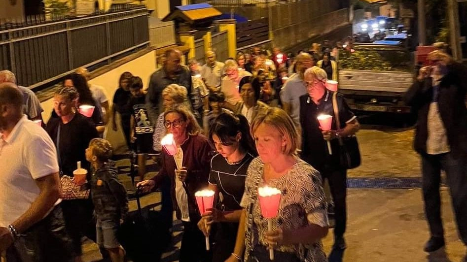 La festa solenne in onore di San Domenico di Guzman torna a Turano dopo 50 anni, con una partecipazione straordinaria e emozionante. L'evento prevede una processione con la statua lignea del professor Tartarelli, scenette in dialetto massese e fuochi artificiali coreografici. La festa solenne in onore di San Domenico di Guzman torna a Turano dopo 50 anni, con una partecipazione straordinaria e emozionante. L'evento prevede una processione con la statua lignea del professor Tartarelli, scenette in dialetto massese e fuochi artificiali coreografici.