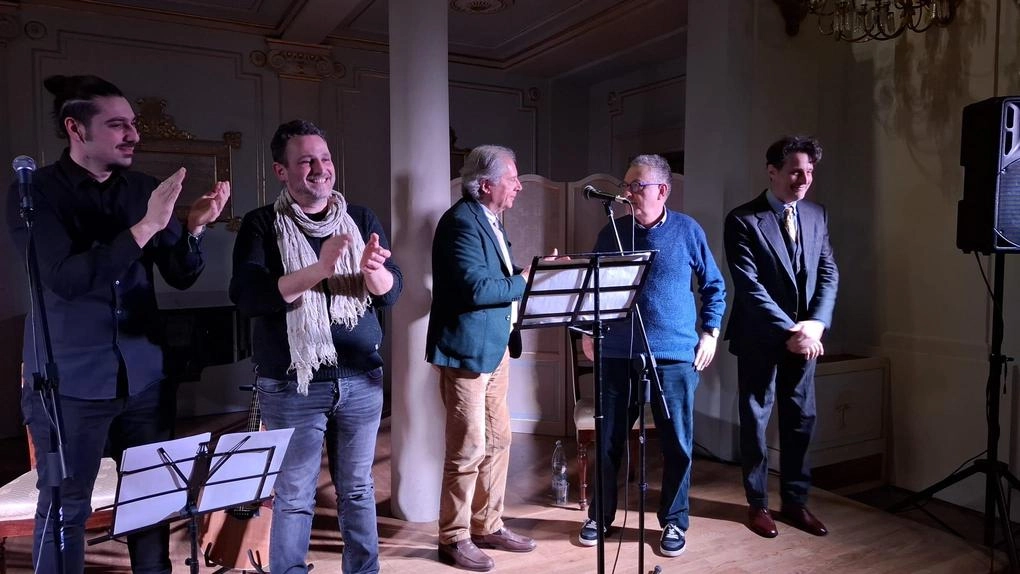 La conclusione dello spettacolo ’L’amore comunque’ nella Sala degli specchi dell’Accademia dei Rozzi La conclusione dello spettacolo ’L’amore comunque’ nella Sala degli specchi dell’Accademia dei Rozzi