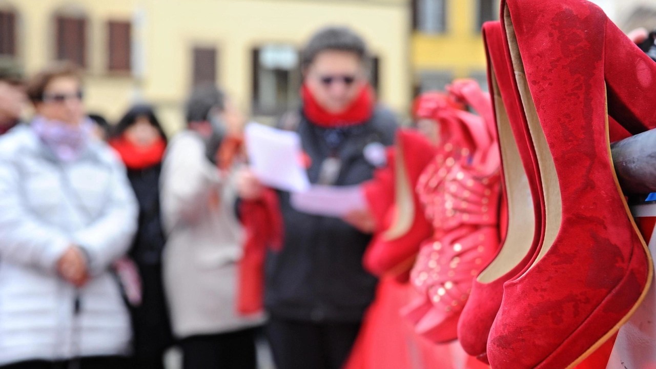 Scarpe rosse, il simbolo della violenza sulle donne (foto d’archivio) Scarpe rosse, il simbolo della violenza sulle donne (foto d’archivio)