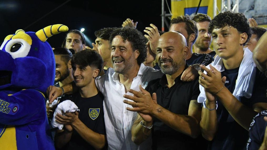 Manrico Gemignani e mister Calabro nel bagno di folla alla Imm ieri sera Manrico Gemignani e mister Calabro nel bagno di folla alla Imm ieri sera