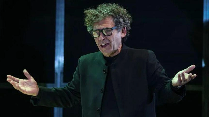 Questa sera alle 21 al Teatro Wanda Capodaglio di Castelfranco, va in scena "A Mirror - uno spettacolo falso e... Questa sera alle 21 al Teatro Wanda Capodaglio di Castelfranco, va in scena "A Mirror - uno spettacolo falso e...