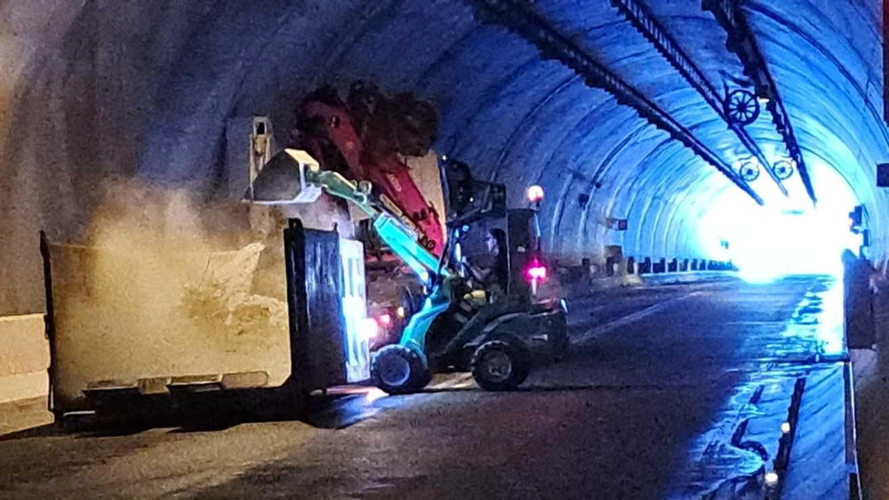 Maxi pulizia nella strada dei Marmi. Miseglia bassa si libera delle polveri. Sospiro di sollievo per i residenti