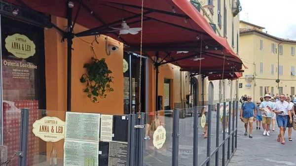 La trattoria “Anna & Leo“ di fianco alla chiesa di San Frediano dove sono stati arrestati l’altra notte dalla Polizia i tre marocchini La trattoria “Anna & Leo“ di fianco alla chiesa di San Frediano dove sono stati arrestati l’altra notte dalla Polizia i tre marocchini