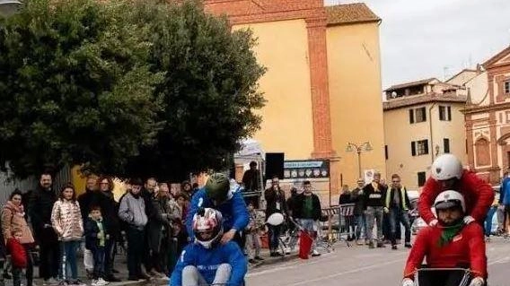 Sommario: Si avvicina la 45ª edizione della Carriera di San Martino a Sinalunga, con prove libere, esibizioni e gare dei carretti tra i 9 rioni, inclusa la benedizione prima della corsa. Sommario: Si avvicina la 45ª edizione della Carriera di San Martino a Sinalunga, con prove libere, esibizioni e gare dei carretti tra i 9 rioni, inclusa la benedizione prima della corsa.