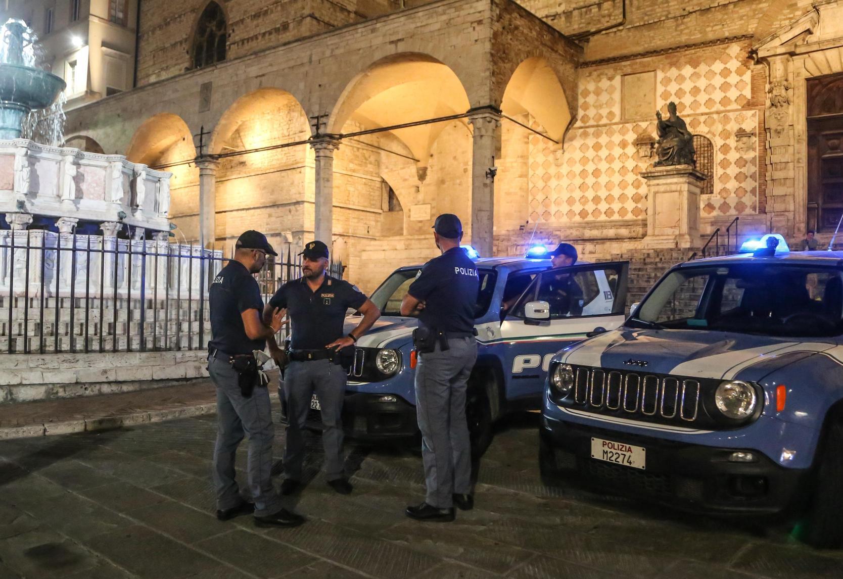 notti violente giovani nei guai dalle aggressioni alle rapine il questore emette otto daspo