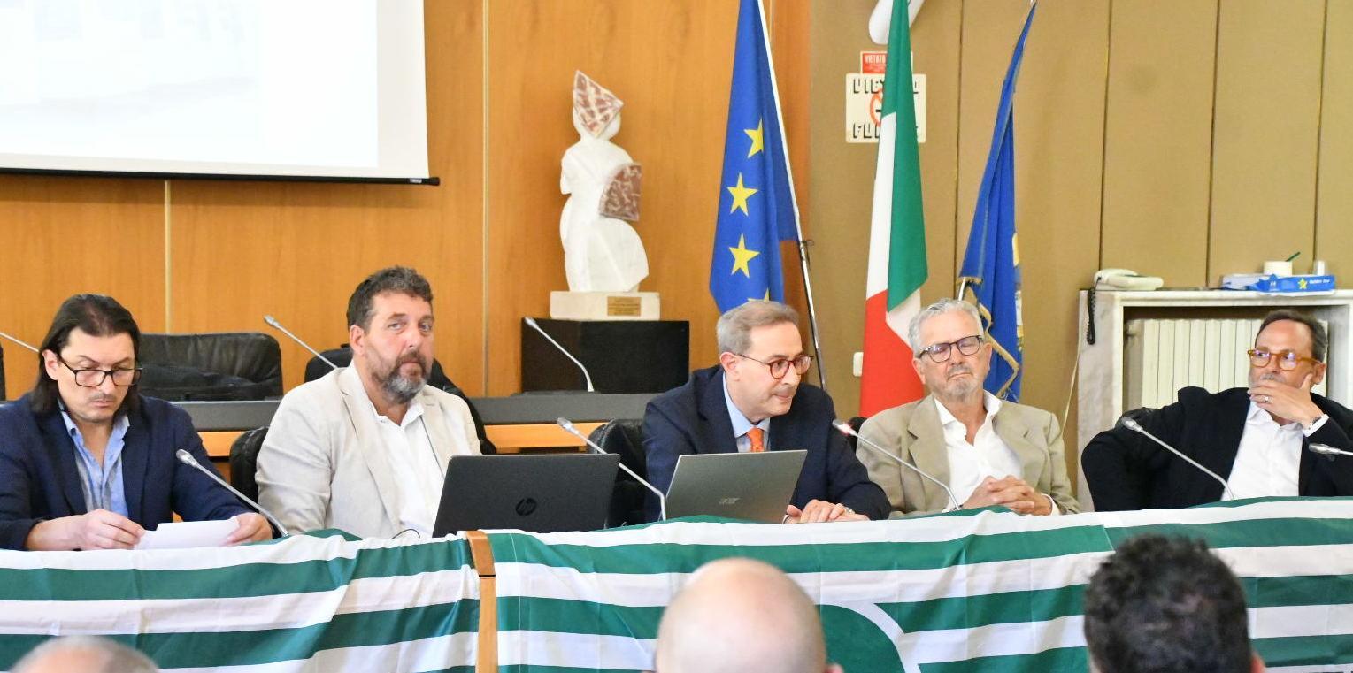 https://www.lanazione.it/image-service/view/acePublic/alias/contentid/NDM4MDVlYTUtNDY2ZC00/0/trasporti-il-club-gestira-i-bus-in-lunigiana-pronti-26-mezzi-piu-altri-2-della-provincia.jpeg