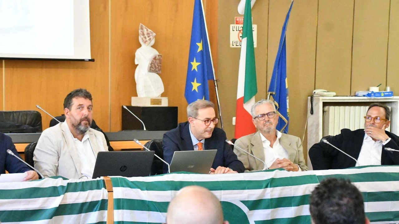 Al convegno promosso dalla Cisl Lorenzetti svela l’arrivo del Consorzio lucchese. Tante le criticità emerse: corse saltate e macchine vetuste. Bechelli difende l’operato di Autolinee e annuncia nuovi collegamenti: da Avenza per Carrara e Marina e da Pontremoli e Aulla per il Noa. Al convegno promosso dalla Cisl Lorenzetti svela l’arrivo del Consorzio lucchese. Tante le criticità emerse: corse saltate e macchine vetuste. Bechelli difende l’operato di Autolinee e annuncia nuovi collegamenti: da Avenza per Carrara e Marina e da Pontremoli e Aulla per il Noa.