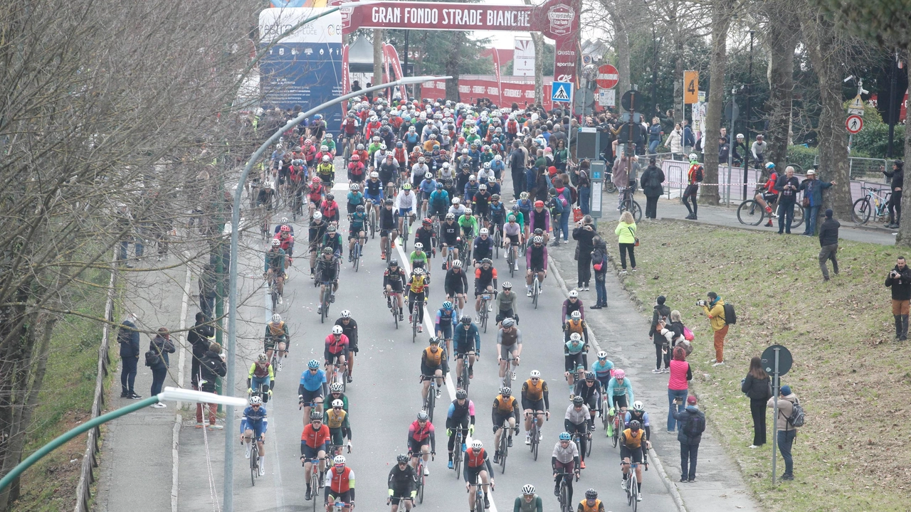 La Gran Fondo Strade Bianche (foto Paolo Lazzeroni) La Gran Fondo Strade Bianche (foto Paolo Lazzeroni)