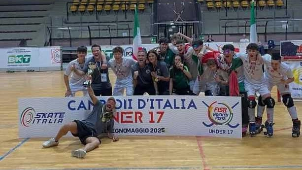 La Pumas festeggia. lo scudetto. under 17 conquistato ai danni del Roller Bassano La Pumas festeggia. lo scudetto. under 17 conquistato ai danni del Roller Bassano