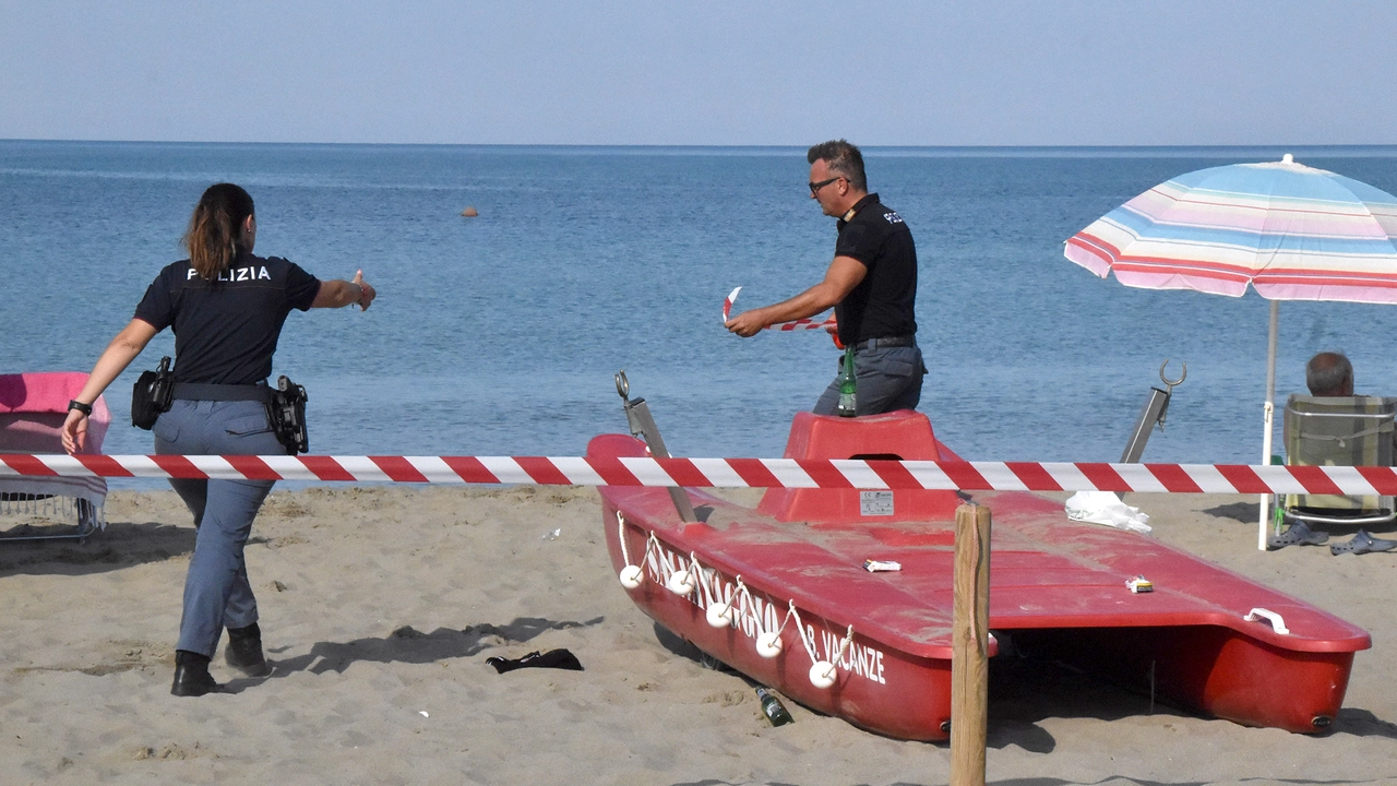 Marina di Grosseto, la polizia intervenuta in spiaggia per la presunta violenza sessuale (Foto Aprili)