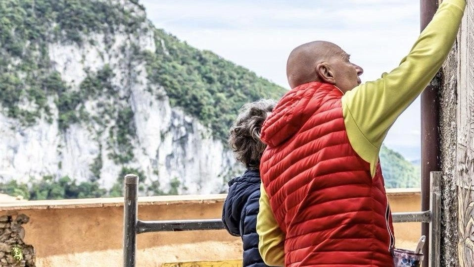 Artisti al lavoro nel borgo di Casoli, con un panorama tutt’altro che scontato Artisti al lavoro nel borgo di Casoli, con un panorama tutt’altro che scontato