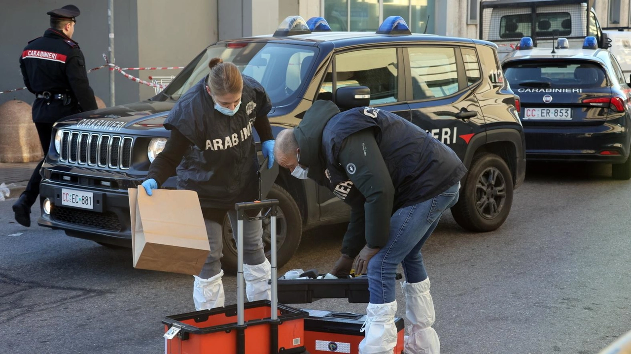 I rilievi. dei carabinieri davanti al supermercato in via Tintori a Campi Bisenzio I rilievi. dei carabinieri davanti al supermercato in via Tintori a Campi Bisenzio