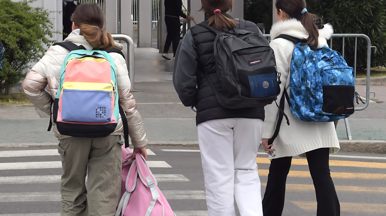 Alcune studentesse all’uscita dalla scuola Il preside Maurizio Berni spiega: «Vogliamo rendere consapevoli i ragazzi di ciò che è stato fatto» (foto d’archivio) Alcune studentesse all’uscita dalla scuola Il preside Maurizio Berni spiega: «Vogliamo rendere consapevoli i ragazzi di ciò che è stato fatto» (foto d’archivio)