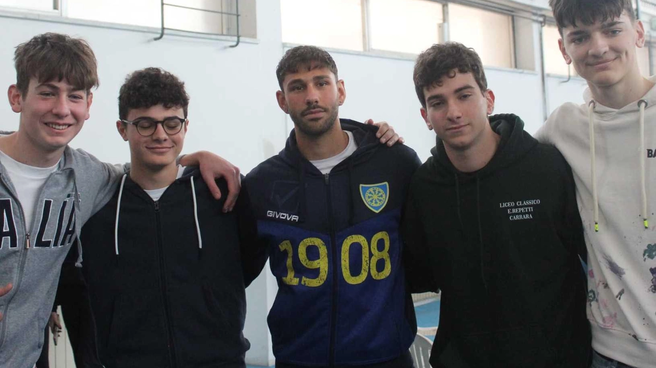 La squadra di Calabro ha fatto visita ai ragazzi del liceo ’Repetti’. Consigli, selfies e aneddotti raccontati dai calciatori agli studenti. . La squadra di Calabro ha fatto visita ai ragazzi del liceo ’Repetti’. Consigli, selfies e aneddotti raccontati dai calciatori agli studenti. .