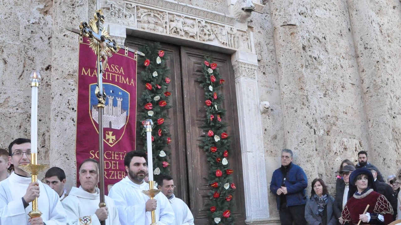 Un momento delle celebrazione per l’apertura dell’Anno. Santo sul sagrato della cattedrale di San Cerbone Un momento delle celebrazione per l’apertura dell’Anno. Santo sul sagrato della cattedrale di San Cerbone