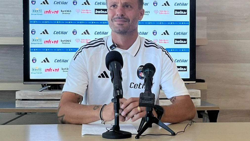 Mister Alberto Gilardino prima del debutto in Serie A di oggi contro l’Atalanta Mister Alberto Gilardino prima del debutto in Serie A di oggi contro l’Atalanta