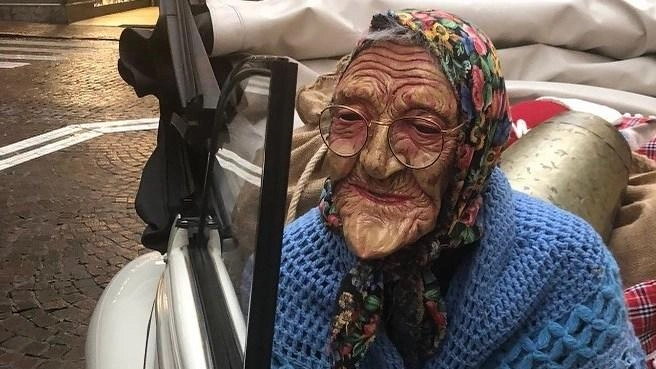 La befana arriverà sia in centro con le iniziative dei commercianti che ad Avenza con le manifestazioni della. Pro loco La befana arriverà sia in centro con le iniziative dei commercianti che ad Avenza con le manifestazioni della. Pro loco