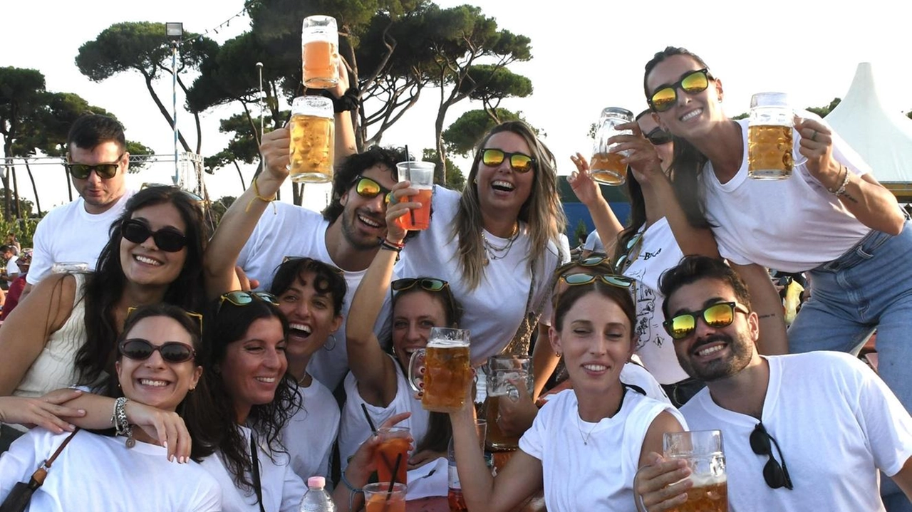 Grande successo per la festa della birra che ha inaugurato nel tardo pomeriggio di ieri. In contemporanea nei padiglioni della... Grande successo per la festa della birra che ha inaugurato nel tardo pomeriggio di ieri. In contemporanea nei padiglioni della...