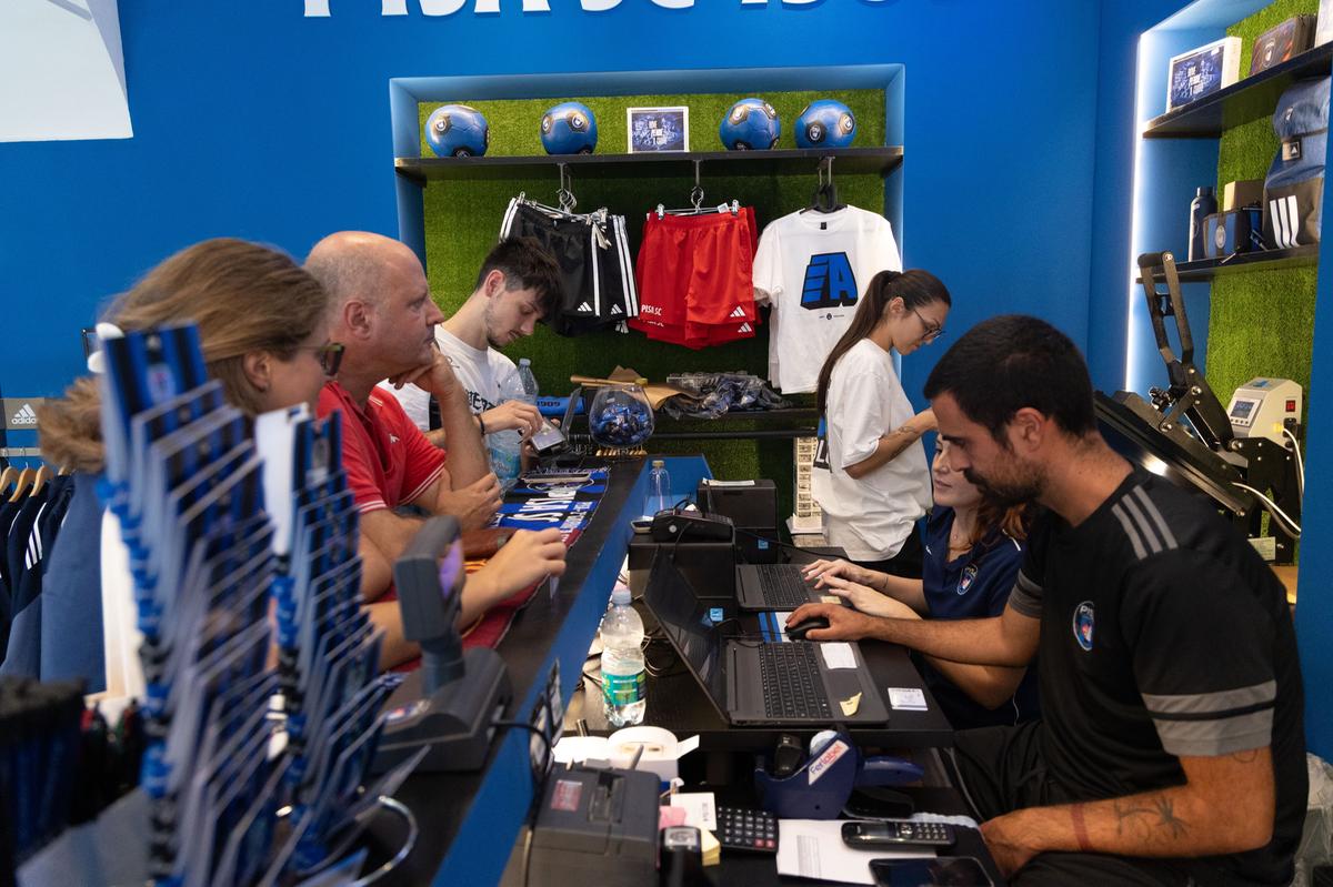 Pisa, arriva la Roma: caccia al biglietto, lunghe code allo store Pisa, arriva la Roma: caccia al biglietto, lunghe code allo store
