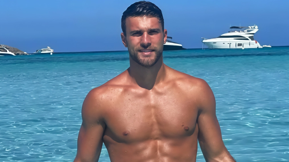 Il 24enne si divide tra il mondo del calcio e quello della moda. Nella prima puntata è stato il più amato dalle fidanzate. Il 24enne si divide tra il mondo del calcio e quello della moda. Nella prima puntata è stato il più amato dalle fidanzate.