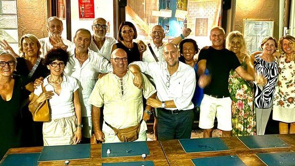 È stato un ritrovo storico quello avvenuto al ristorante Trinchetto. Una cena organizzata per festeggiare il 40° anniversario della maturità,... È stato un ritrovo storico quello avvenuto al ristorante Trinchetto. Una cena organizzata per festeggiare il 40° anniversario della maturità,...