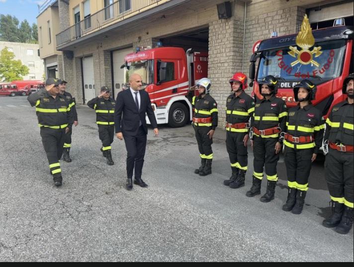 vigili del fuoco prisco ad arezzo in arrivo pi249 uomini e mezzi