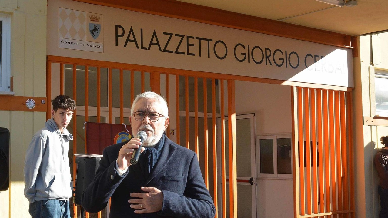 Intitolata palestra a Giorgio Cerbai ad Arezzo, figura di spicco nello sport locale. Emozione e partecipazione durante la cerimonia con autorità e familiari presenti. Intitolata palestra a Giorgio Cerbai ad Arezzo, figura di spicco nello sport locale. Emozione e partecipazione durante la cerimonia con autorità e familiari presenti.