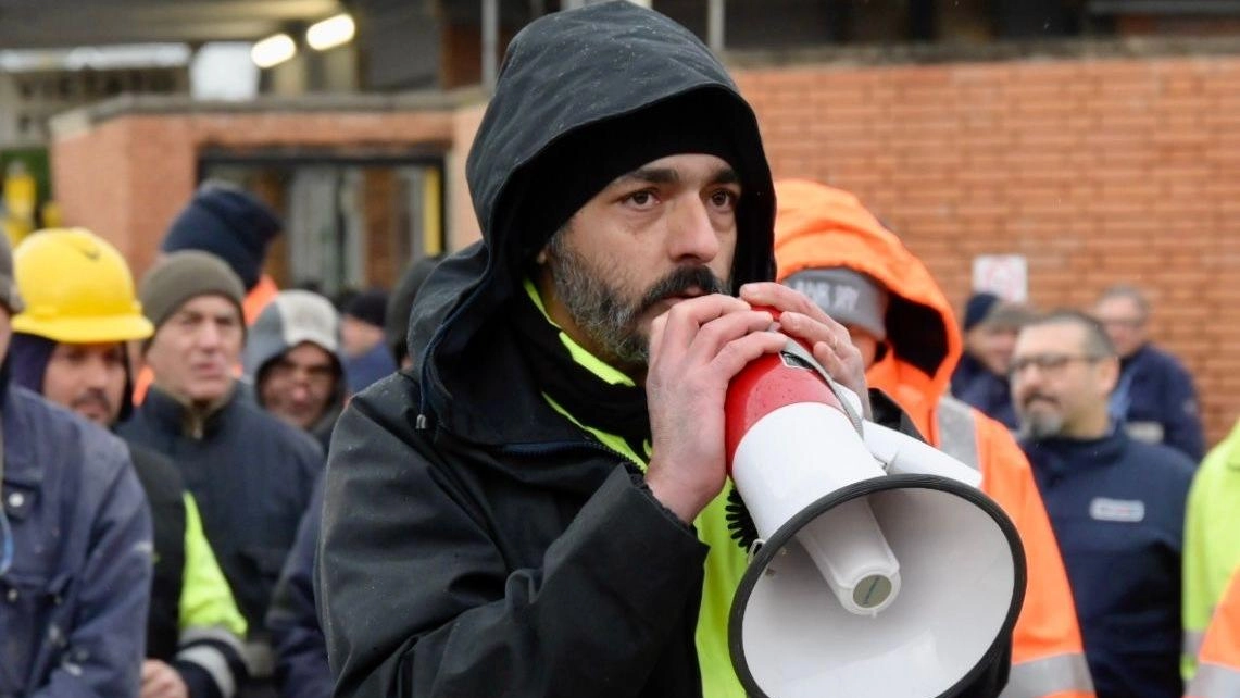 La protesta di fronte allo stabilimento Eni di Stagno