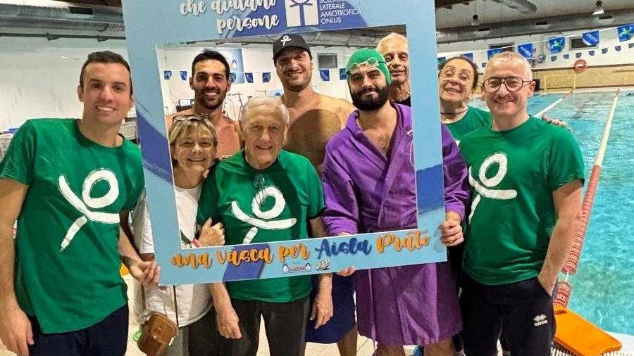 Lorenzo Tinagli ed altri partecipanti ad “Una Vasca per Aisla” Lorenzo Tinagli ed altri partecipanti ad “Una Vasca per Aisla”